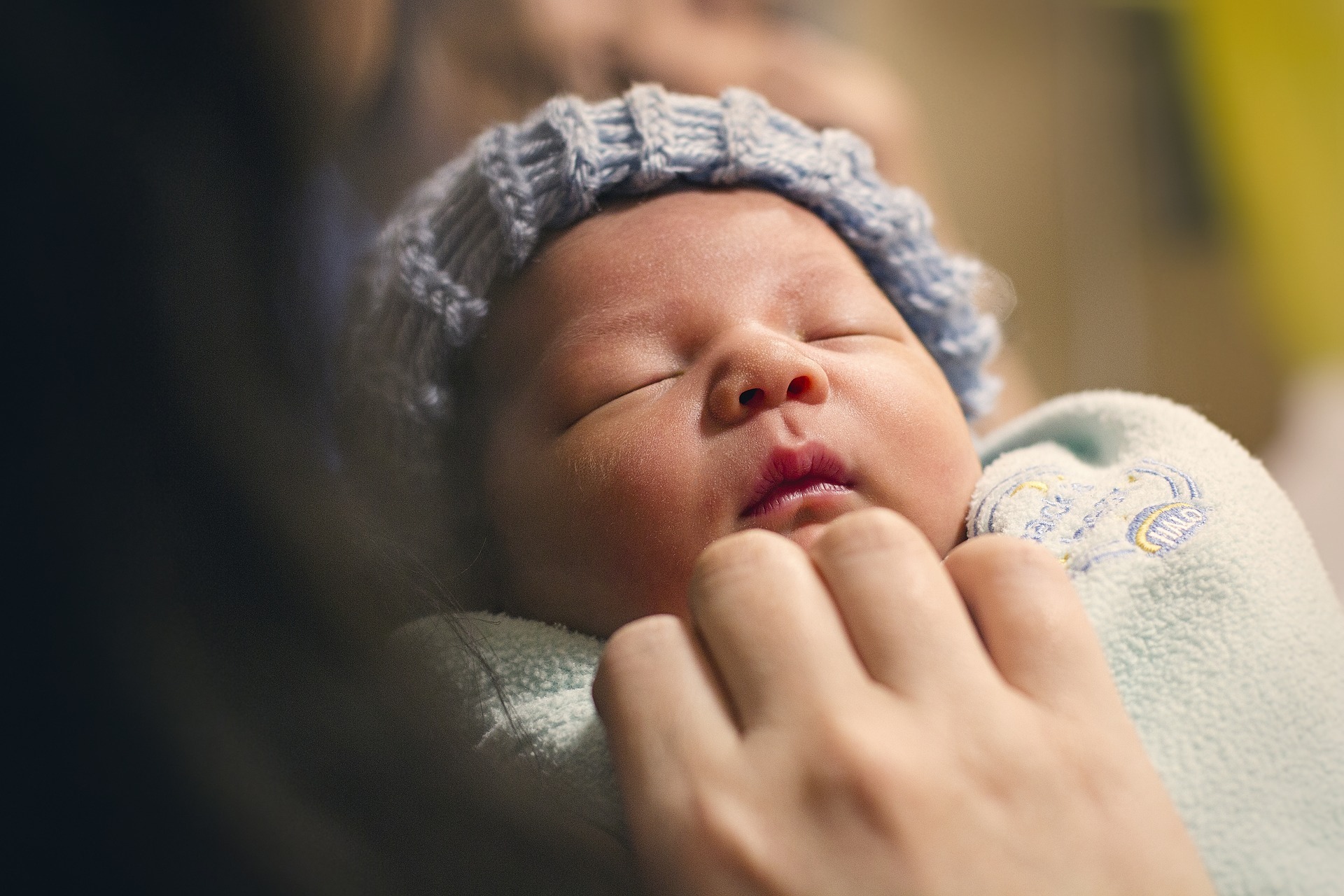newborn baby gas symptoms